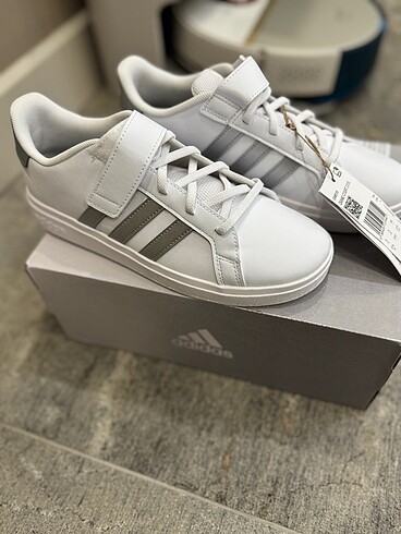 38 Beden beyaz Renk Adidas spor ayakkabı