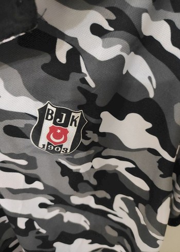 Orijinal Beşiktaş Gri Kamuflaj Desenli Erkek yakalı Tişört - Görsel 3