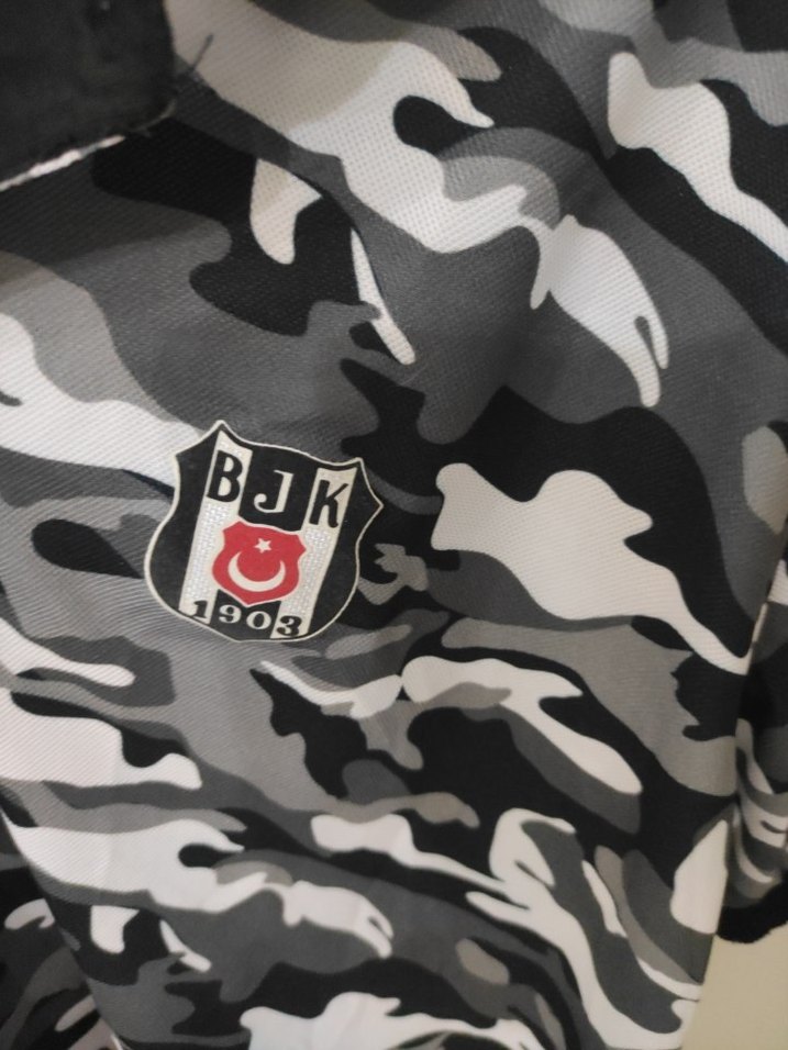 Orijinal Beşiktaş Gri Kamuflaj Desenli Erkek yakalı Tişört - Görsel 3