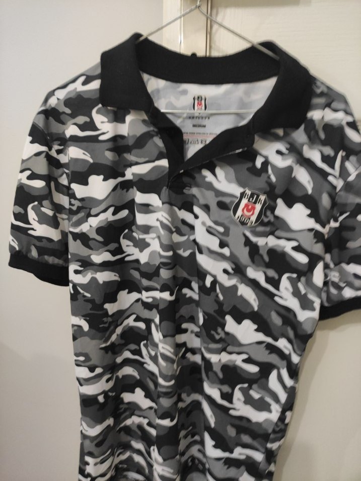 Orijinal Beşiktaş Gri Kamuflaj Desenli Erkek yakalı Tişört - Görsel 2