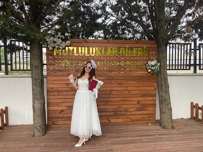 Puantiyeli düşük yakalı nikah elbisesi