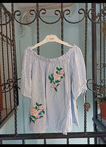 Omzu Düşük Detay Çizgili Bluz - Görsel 3