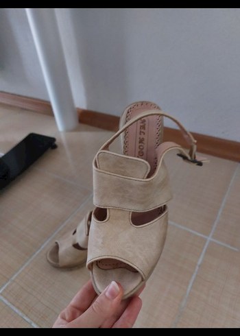 Diğer Bej Tokalı Blok Topuklu Kadın Sandalet