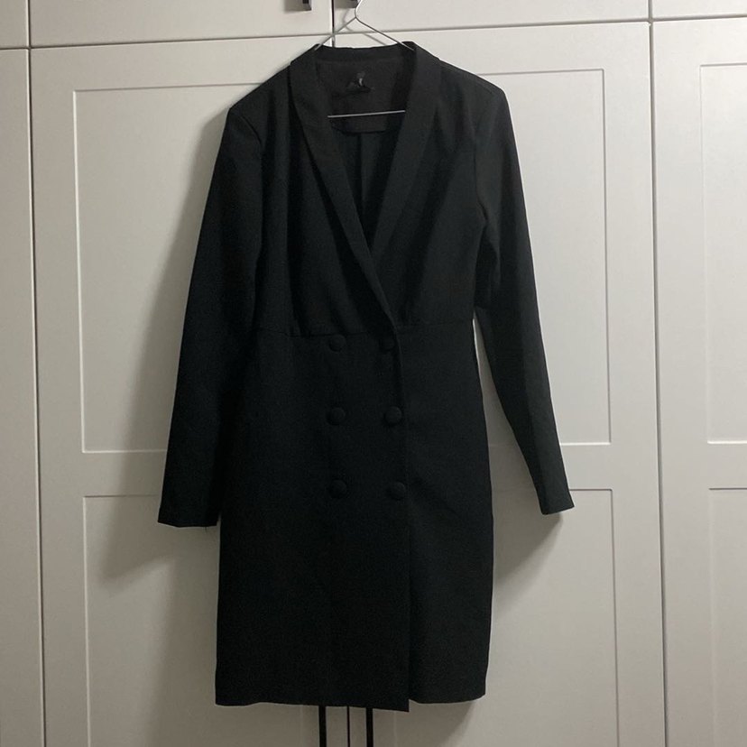 Düğmeli Siyah Midi Kadın Ceket tarzı elbise - Görsel 4