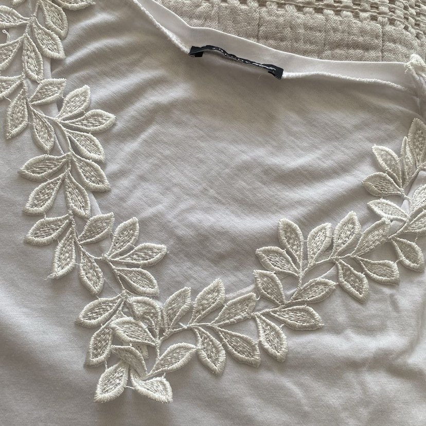 TRENDYOL Dantel Detaylı V Yakalı Kadın Bluz - Görsel 2