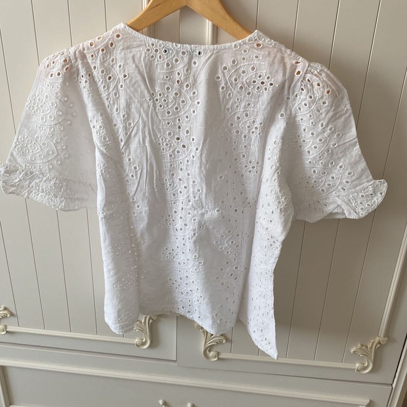 TRENDYOL Fistolu Düğmeli Beyaz Nakışlı V Yakalı Bluz - Görsel 2