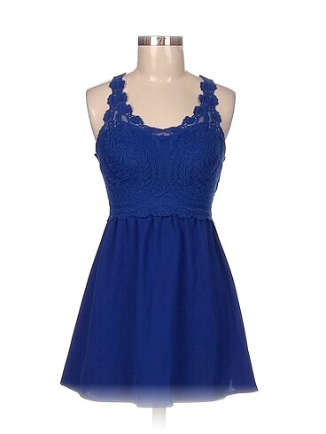 H&M Kısa Elbise %70 İndirimli.