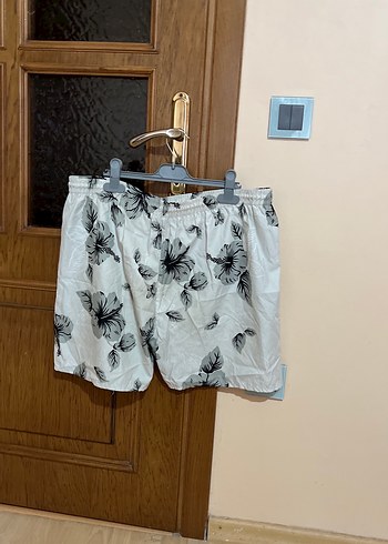 Düğmeli Beyaz Gri Çiçek Desenli Mini Şort - Görsel 3