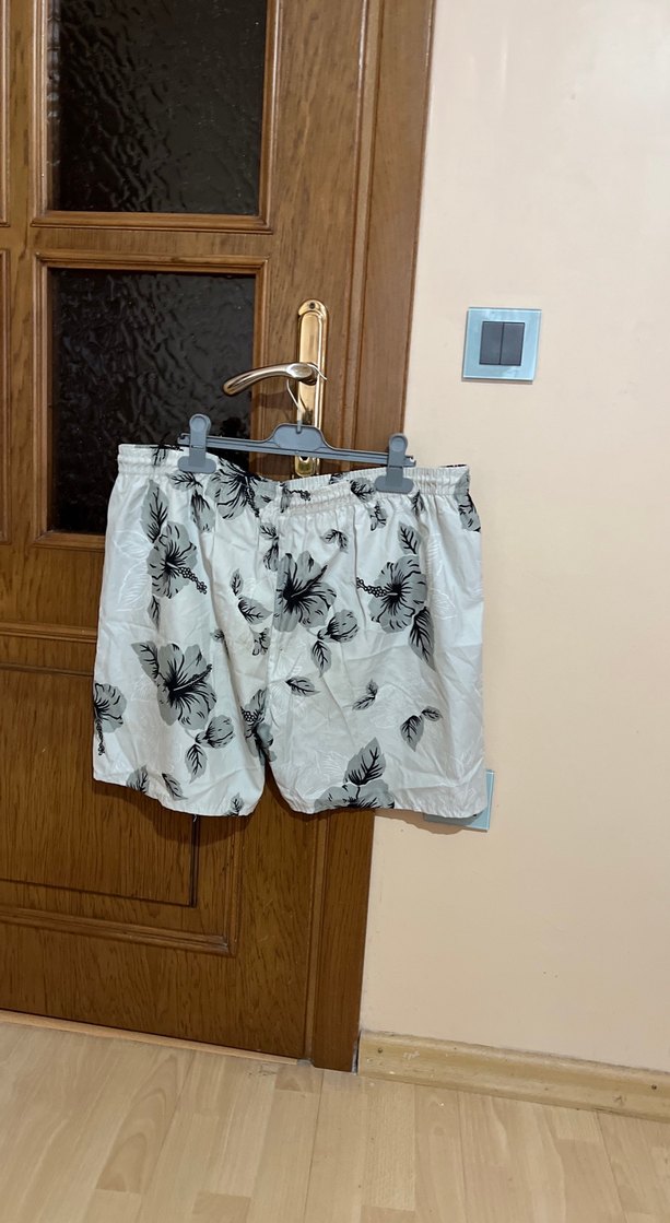 Düğmeli Beyaz Gri Çiçek Desenli Mini Şort - Görsel 3