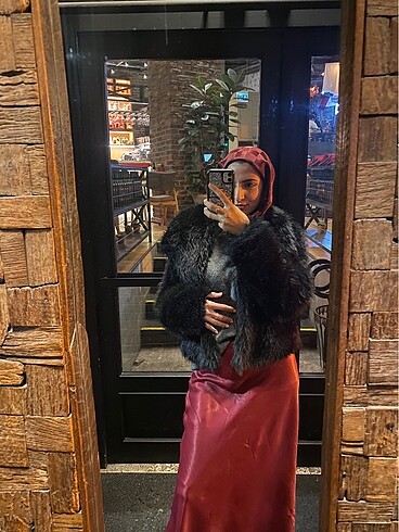 Kırmızı saten etek