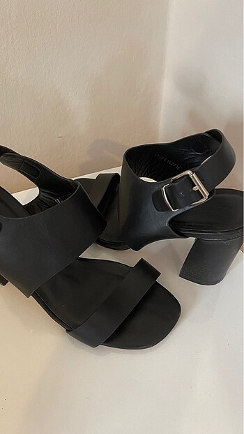 36 Beden siyah Renk Derimod topuklu ayakkabı