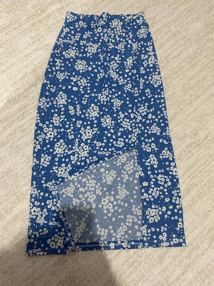 Mavi Çiçek Desenli Kısa Kollu V Yaka Bluz - Görsel 4