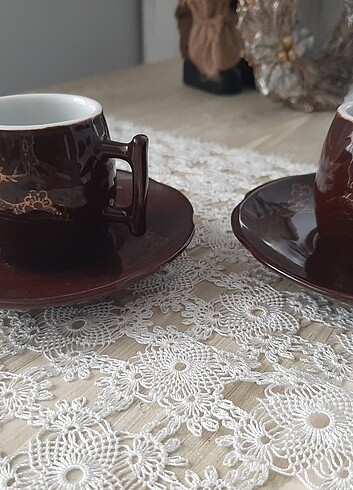 Antika ayarında kahve fincanı 