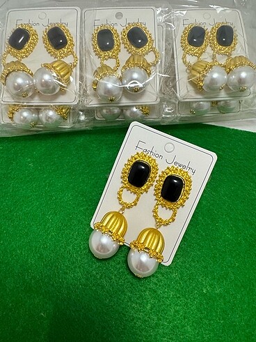 Beymen model siyah beyaz büyük inci küpe