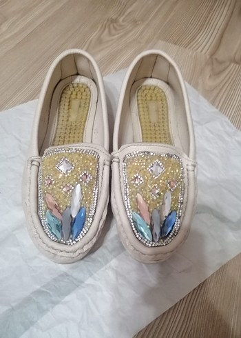 Krem Boncuklu Babet