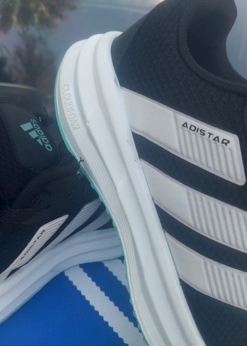 Adidas adidas koşu ayakkabısı ve günlük kullanıla bılır