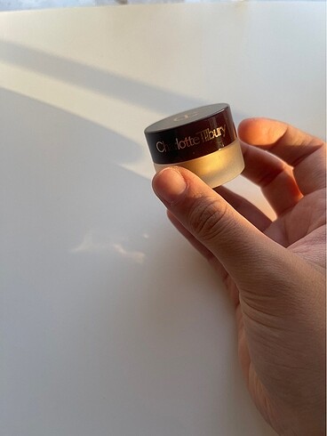 Diğer Charlotte Tilbury eyes to mesmerise cream eyeshadow.