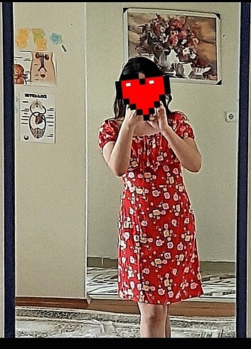 Kırmızı çiçekli elbise