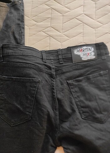 Siyah jeans