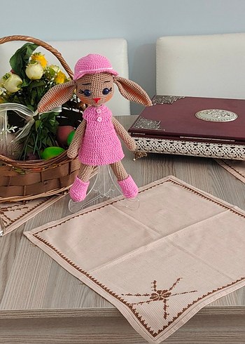 Barbie Pembe Örgü Elbise ve Şapkalı Tavşan Bebek