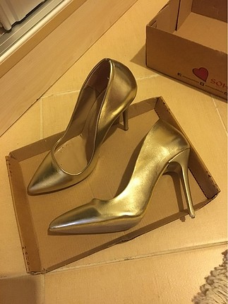 Altın sarısı stiletto