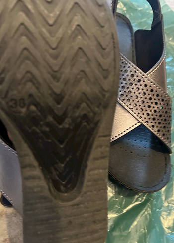 Derimod Gri Yılan Desenli Dolgu Topuklu Kadın Sandalet - Görsel 4