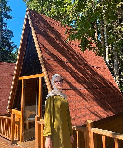 Yeşil vücudu saran tesettür elbise