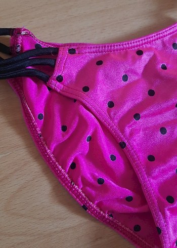 Siyah Üst ve Pembe Puantiyeli Bikini Altı - Görsel 3