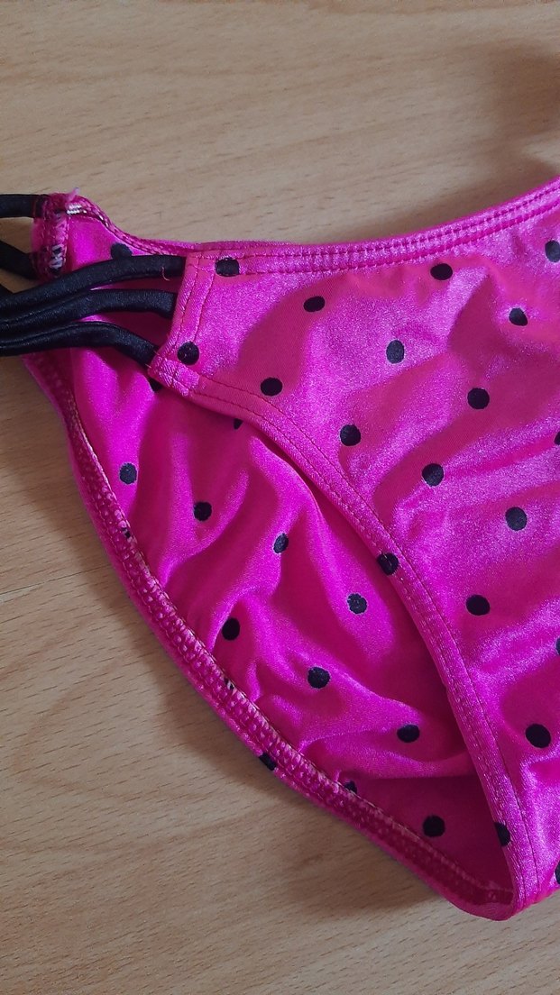 Siyah Üst ve Pembe Puantiyeli Bikini Altı - Görsel 3