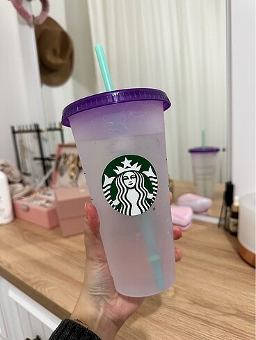 Starbucks renk değiştiren soğuk içecek bardağı