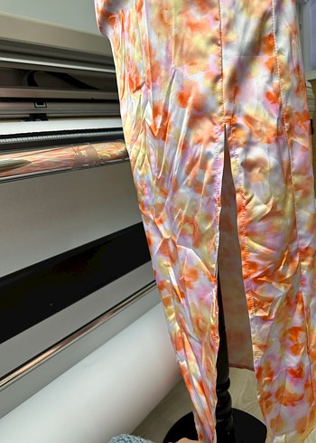 Straplez çok renkli saten elbise yırtmaçlı fermuarlı astarlı - Görsel 9