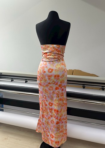 Straplez çok renkli saten elbise yırtmaçlı fermuarlı astarlı - Görsel 2