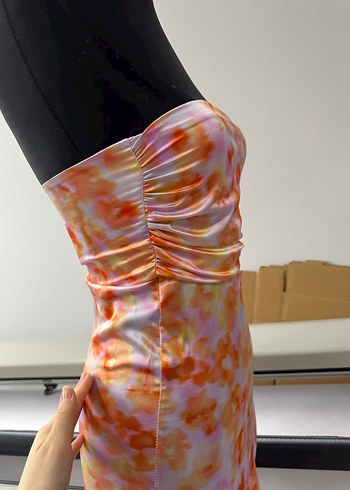 Straplez çok renkli saten elbise yırtmaçlı fermuarlı astarlı - Görsel 7