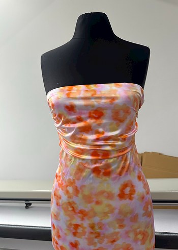 Straplez çok renkli saten elbise yırtmaçlı fermuarlı astarlı - Görsel 6