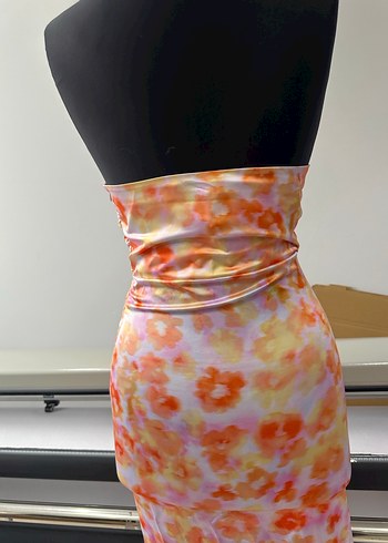 Straplez çok renkli saten elbise yırtmaçlı fermuarlı astarlı - Görsel 3