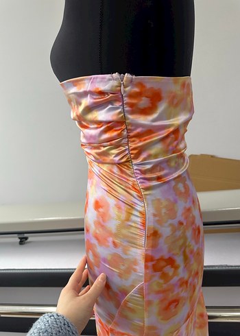 Straplez çok renkli saten elbise yırtmaçlı fermuarlı astarlı - Görsel 4