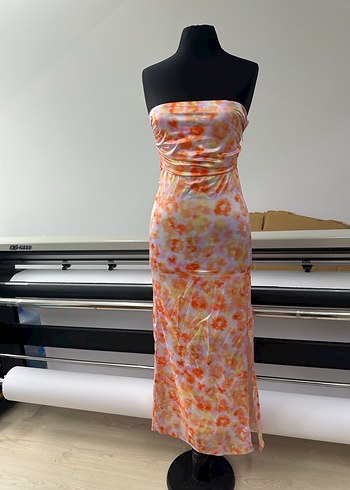 Straplez çok renkli saten elbise yırtmaçlı fermuarlı astarlı - Görsel 5