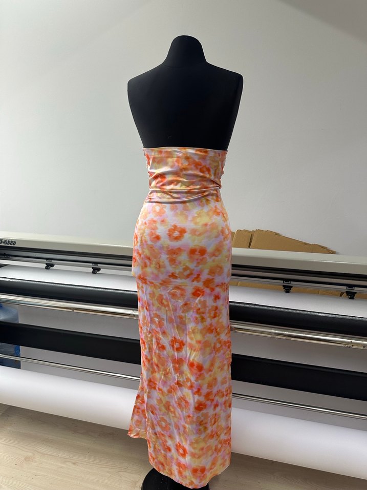 Straplez çok renkli saten elbise yırtmaçlı fermuarlı astarlı - Görsel 2