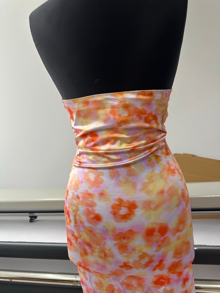 Straplez çok renkli saten elbise yırtmaçlı fermuarlı astarlı - Görsel 3