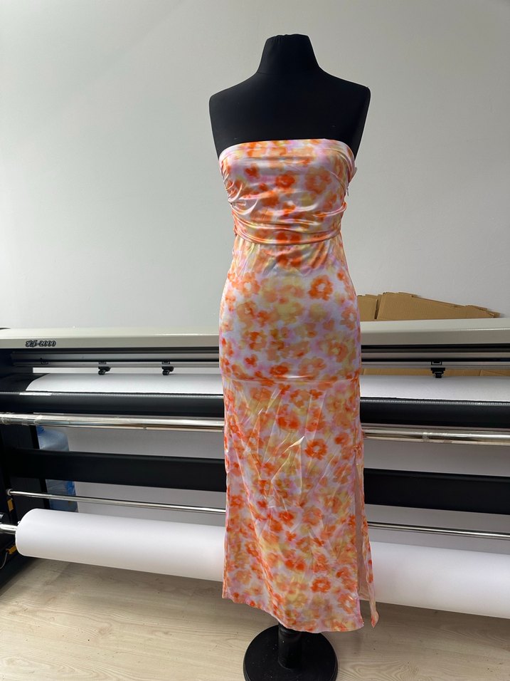 Straplez çok renkli saten elbise yırtmaçlı fermuarlı astarlı - Görsel 5