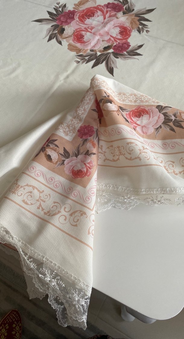 Çiçek Desenli Beyaz Masa Örtüsü - Görsel 3