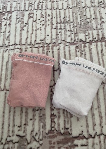 Pastel Pembe ve Beyaz Çocuk