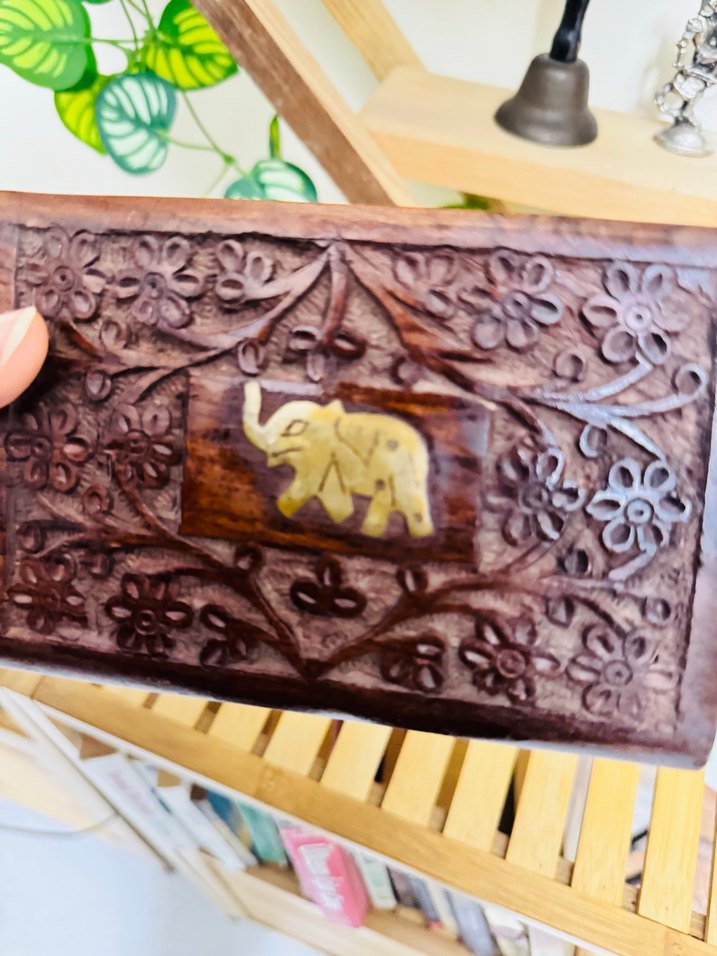 Koyu Kahverengi Oyma Ahşap Oyuncak Kutu - Görsel 4