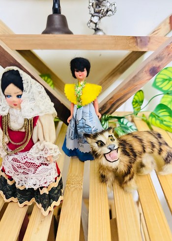 Renkli Geleneksel Kıyafetli Bebekler ve Hayvan Figürü - Görsel 4