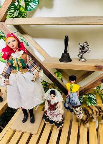 Renkli Geleneksel Kıyafetli Bebekler ve Hayvan Figürü - Görsel 3