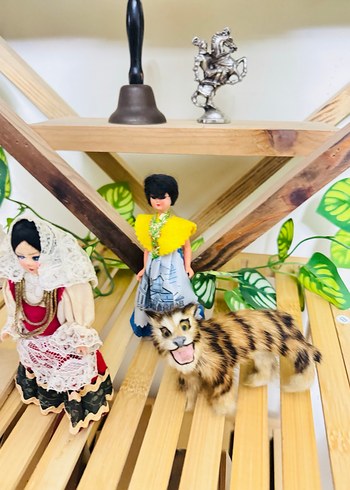 Renkli Geleneksel Kıyafetli Bebekler ve Hayvan Figürü - Görsel 5