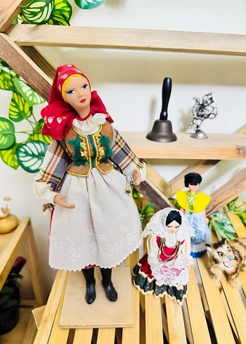 Renkli Geleneksel Kıyafetli Bebekler ve Hayvan Figürü - Görsel 6