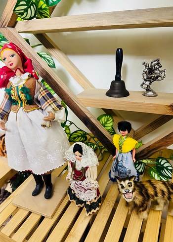 Renkli Geleneksel Kıyafetli Bebekler ve Hayvan Figürü - Görsel 2