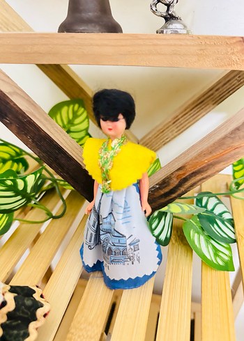 Renkli Geleneksel Kıyafetli Bebekler ve Hayvan Figürü - Görsel 10