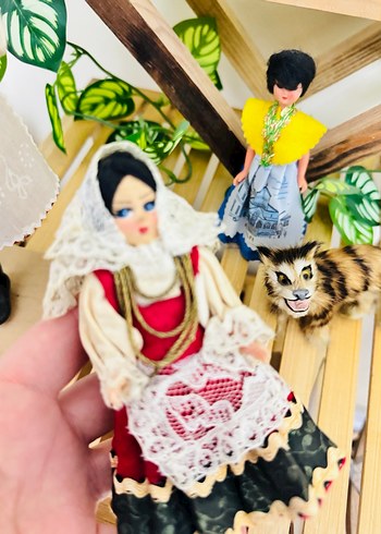 Renkli Geleneksel Kıyafetli Bebekler ve Hayvan Figürü - Görsel 8